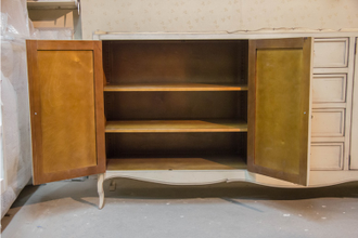 Комод с 4 дверьми и с 4 ящиками.