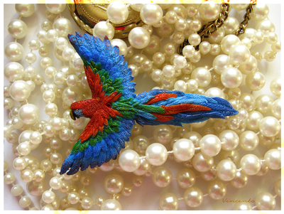 Ара, настоящий попугай. Брошь с попугаем. Миниатюра из полимерной глины