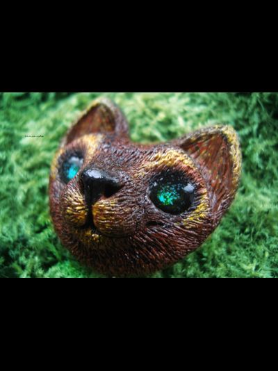 Необычная брошь "Кот-иллюзионист" (миниатюра, 4 см; авангардный стиль)