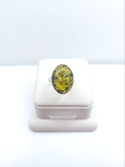 Кольцо овальное без оправы с зеленым янтарем