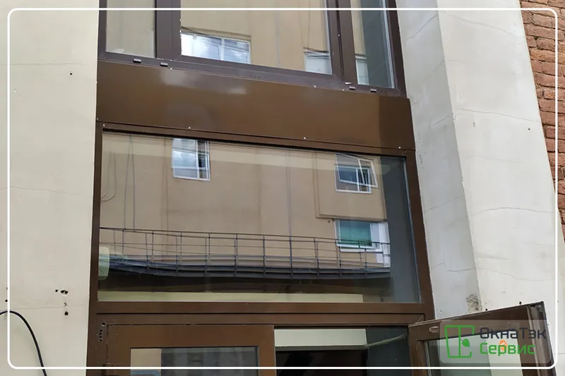 Новый стеклопакет в алюминиевых дверях