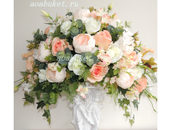 Композиция из искусственных цветов на статуэтке двух ангелочков Ожидание №АР16