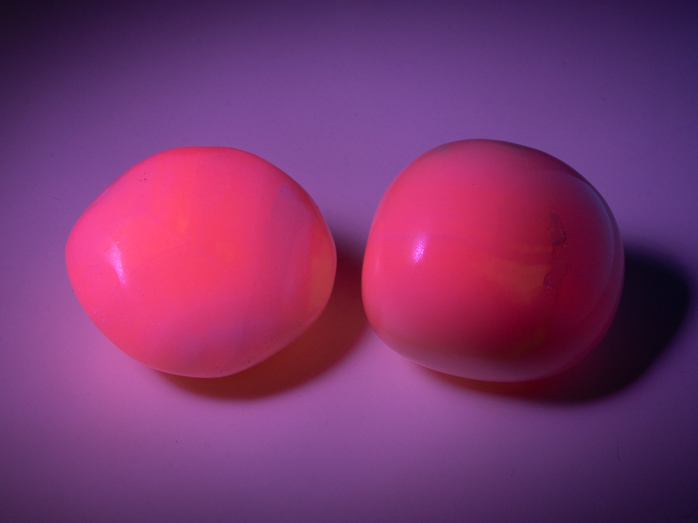 Манганокальцит (с розовой флуоресценцией в УФ) галтовка в ассортименте, Перу (27-28 мм, 17-23 г) №20356