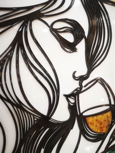 Панно Дама с бокалом