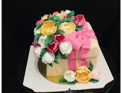 Торт "Подарочная коробка с цветами" (4 кг.)