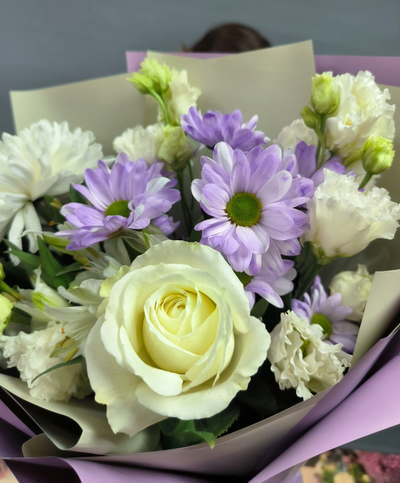Букет с розами и эустомой "Воздушный поцелуй"