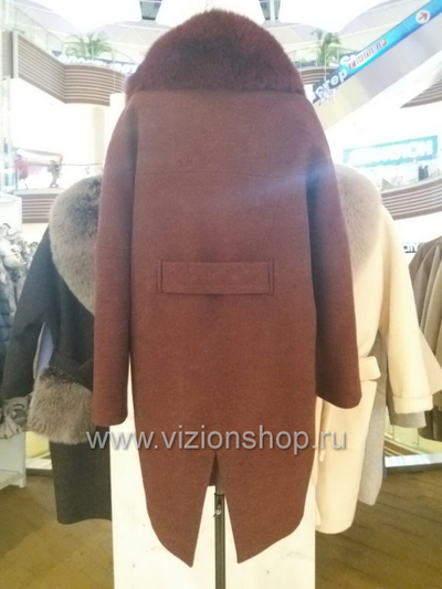 женское пальто бордового цвета