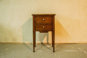 Тумба прикроватная с 2 ящиками на высоких ножках.