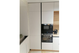 Кухня белая с антресолями