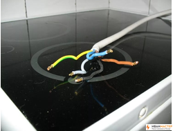 Установка и подключение варочной поверхности на кухне в квартире ИВАНМАСТЕР