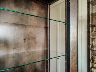 Витрина узкая на двух ножках.