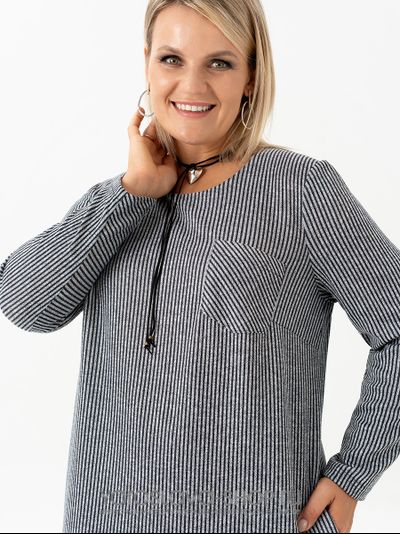 Женское платье прямого силуэта в сером цвете