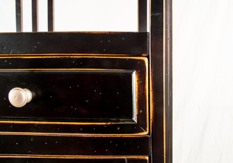 Стеллаж с переставными полками и нижней тумбой.