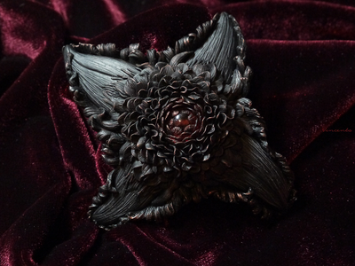 Готическая брошь "Цветок Пламя Ворона" из коллекции украшений "Рейвенсвуд"
