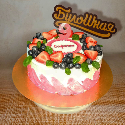 Оформление живыми цветами или ягодами (работа)