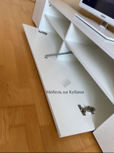 Токио тумба под ТВ