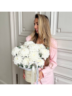 Хризантемы в шляпной коробке S+ с эвкалиптом