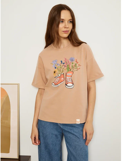 ЖЕНСКАЯ ФУТБОЛКА БЕЖЕВЫЙ "ЦВЕТОЧНЫЕ КЕДЫ"