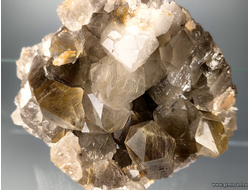 Рутил в кристаллах дымчатого кварца. Бразилия. 150*140*80мм (ААА)