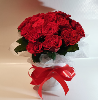 25 красных роз в шляпной коробке "Рафаэлло"