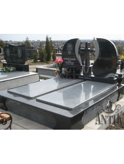 На фото двойной памятник на могилу две половинки с крестом в СПб