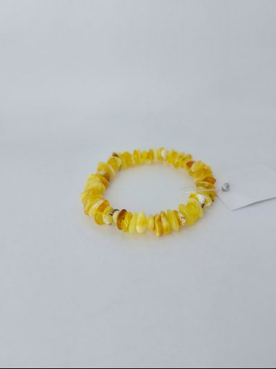 Браслет на резинке из белого янтаря