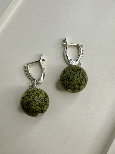 Серьги змеевик, шарики.