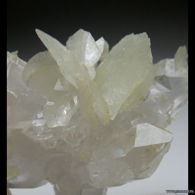 Анкерит на кварце. 50*31*19мм