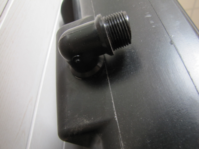 Штуцер 3/4" на корпусе пластикового душевого бака на 150 литров для подключения к сети водопровода