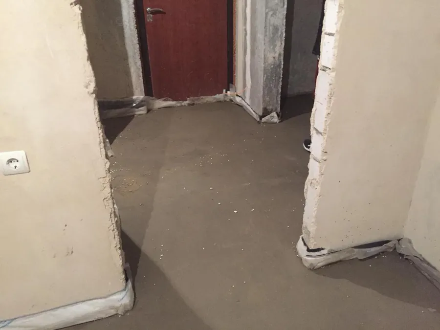 Время от момента заливки стяжки до укладки финишного (лицевого) покрытия не менее 14 суток. Излишки звукоизоляционного материала по стенам обрезаются "заподлицо" со стяжкой