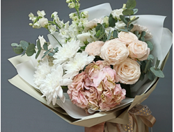 Букет с гортензией и дельфиниумом "Белые ночи"