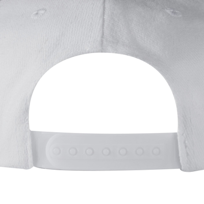 Кепка с прямым козырьком белая (мяч классический)