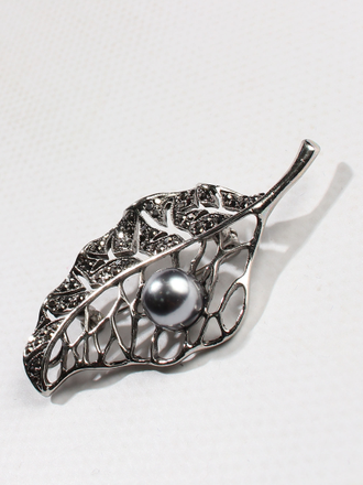 Брошь "Лист и серая жемчужина" темный металл