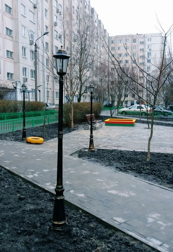 Парковое освещение придомовой территории многоквартирного дома в г. Ростове-на-Дону на ул.Турмалиновская. Применялись светильники S.Peterburg , на невысоких (1,46м) декоративных опорах  с ЗДФ. А также светильники отражённого света Стрит-11 . 