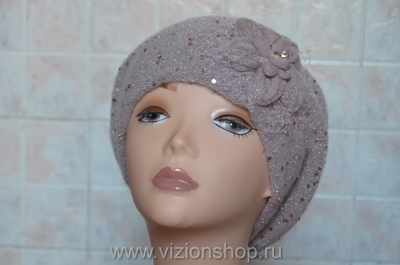 beret-vyazanyy-rozovyy-s-cvetkom-i-payetkami-kupit