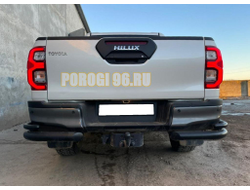 Защита заднего бампера угловая двойная с покрытием «раптор» d76/42 для Toyota Hilux Black Onyx 2020-