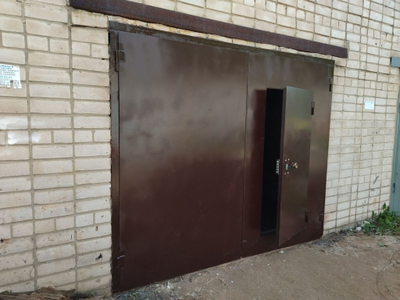 РАСПАШНЫЕ ГАРАЖНЫЕ ВОРОТА С КАЛИТКОЙ   артикул СВР -04 (УТЕПЛЕННЫЕ)