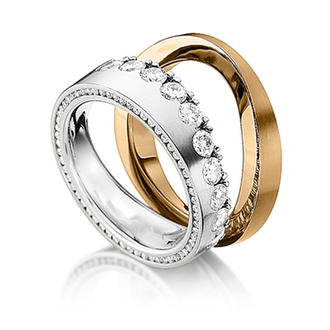 Обручальные кольца из золота двух цветов ассиметричной формы с бриллиантами в женском кольце
