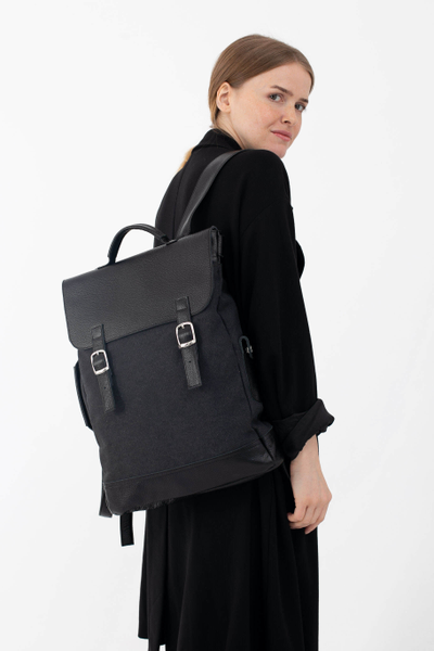 Девушка с черным рюкзаком из канваса от Kokosina