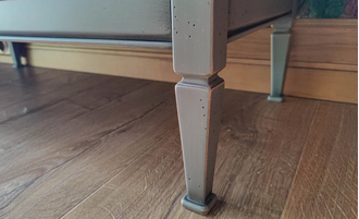 Комод 4х секционный с резными дверками серый.