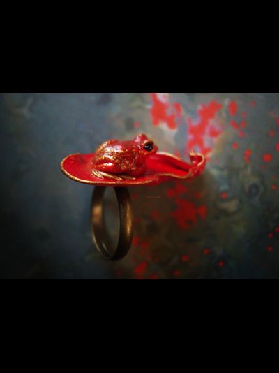 Кольцо с лягушкой на лепестке Червонной Муравы