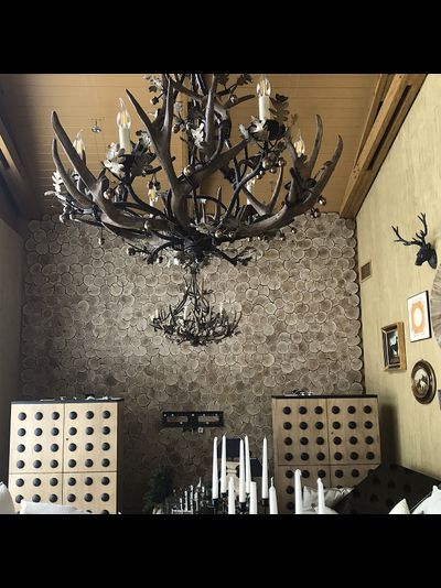 отделка стены дубовыми спилами "чешуя"