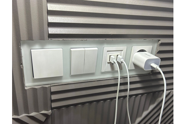 На фото пример как делать неправильно. И дело не в том, что нельзя утапливать рамки так сильно и вырезать место всквозную. Дело в аккуратности. Ведь можно было подшкурить сколы на панелях...