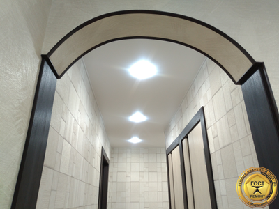 Ремонт кухни под ключ в Мурманске хрущёвка цена поклейка обоев штукатурка стен ламинат арка.