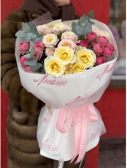 букет из розовых кустовых роз