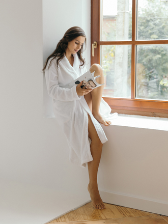 Женский махровый халат белый - на окне