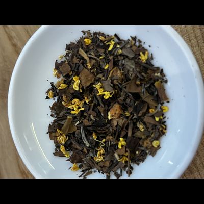 Белый час с кусочками груши и цветоком османтус