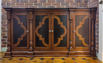 Комод винтажный резной с опорными столбами.