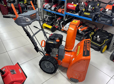 Снегоуборщик АЛЬКОР МСБ-9,0/710/520ЭПФ очищает снег эффективно.