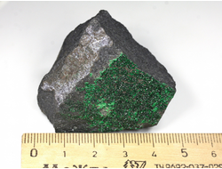 Уваровит кристаллы на породе, Урал (48*38*33 мм, 108 г) №25853